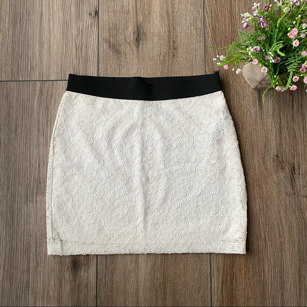 Forever 21 Ivory Lace Floral Mini Skirt with Black Waistband Size Small